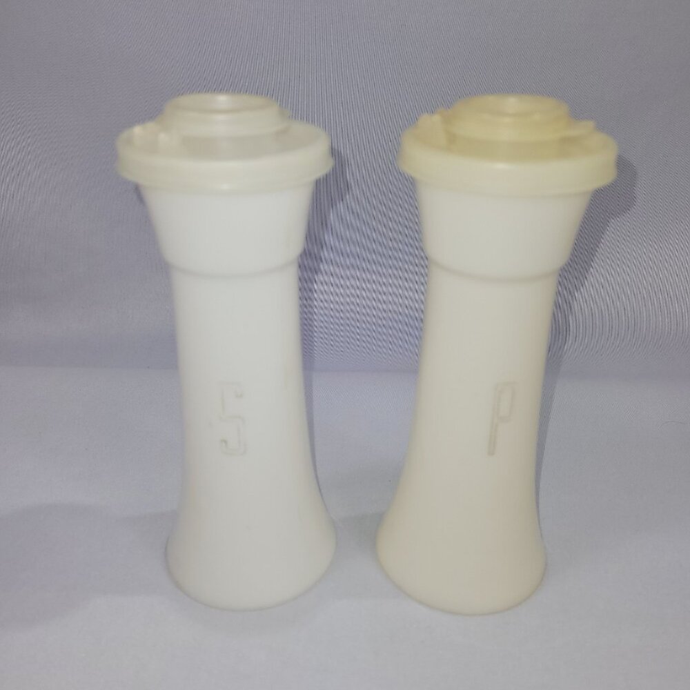 Tupperware Vintage Set 2 Salt pepper Spice Shakers